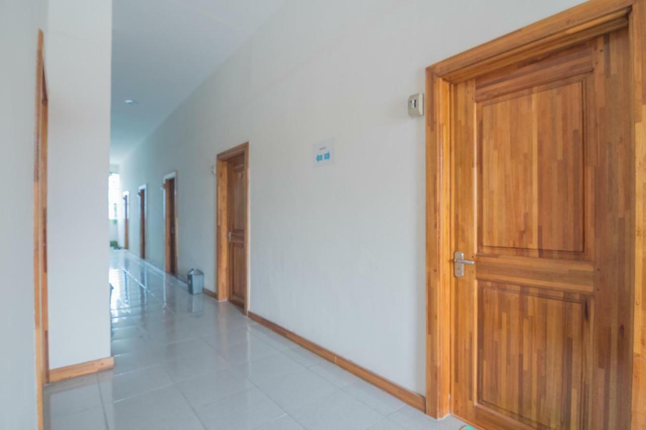 Hotel Reddoorz Near Gajah Mada Pontianak Exterior foto