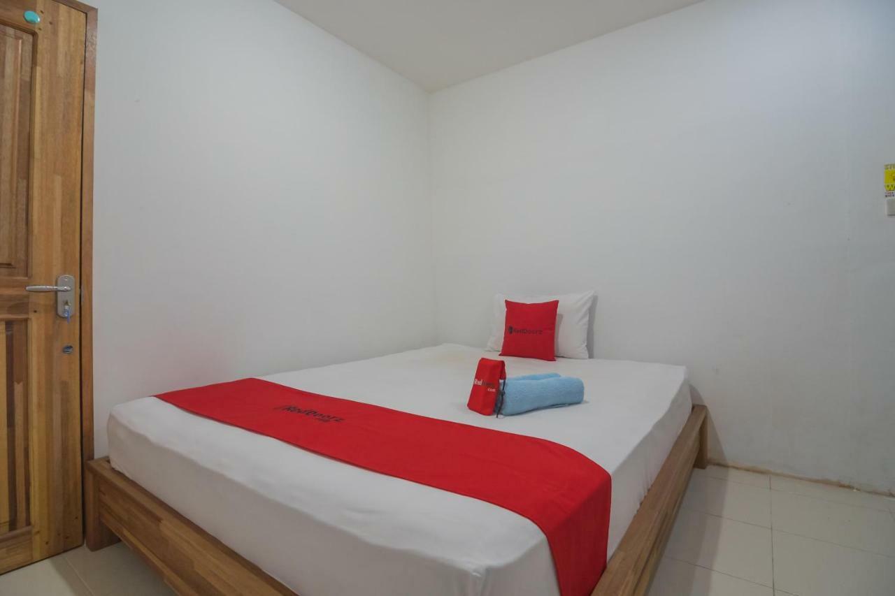 Hotel Reddoorz Near Gajah Mada Pontianak Exterior foto